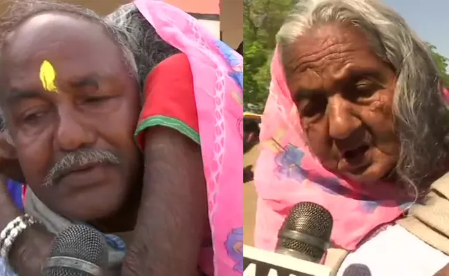 Man Arrived With His Old Mother To Cast Votes In Hazaribagh - Sakshi