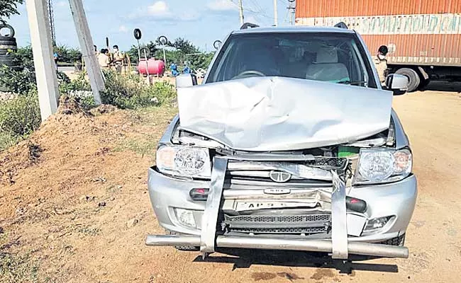 Chandrababu Naidu Convoy Met With An Accident At Choutuppal - Sakshi