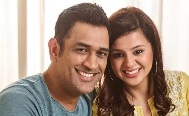 Ms dhoni Gifted Wife Sakshi A Special Gift On Thier wedding anniversary