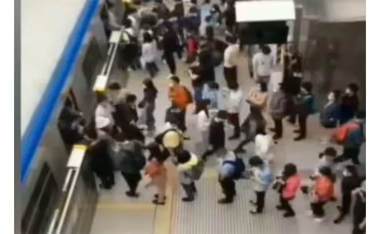Tremendous Discipline Seen Among the Passengers in Chinas Metro
