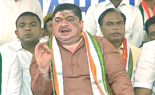 T Congress Leader Ponnam Prabhakar Slams Bandi Sanjay Over His Comments