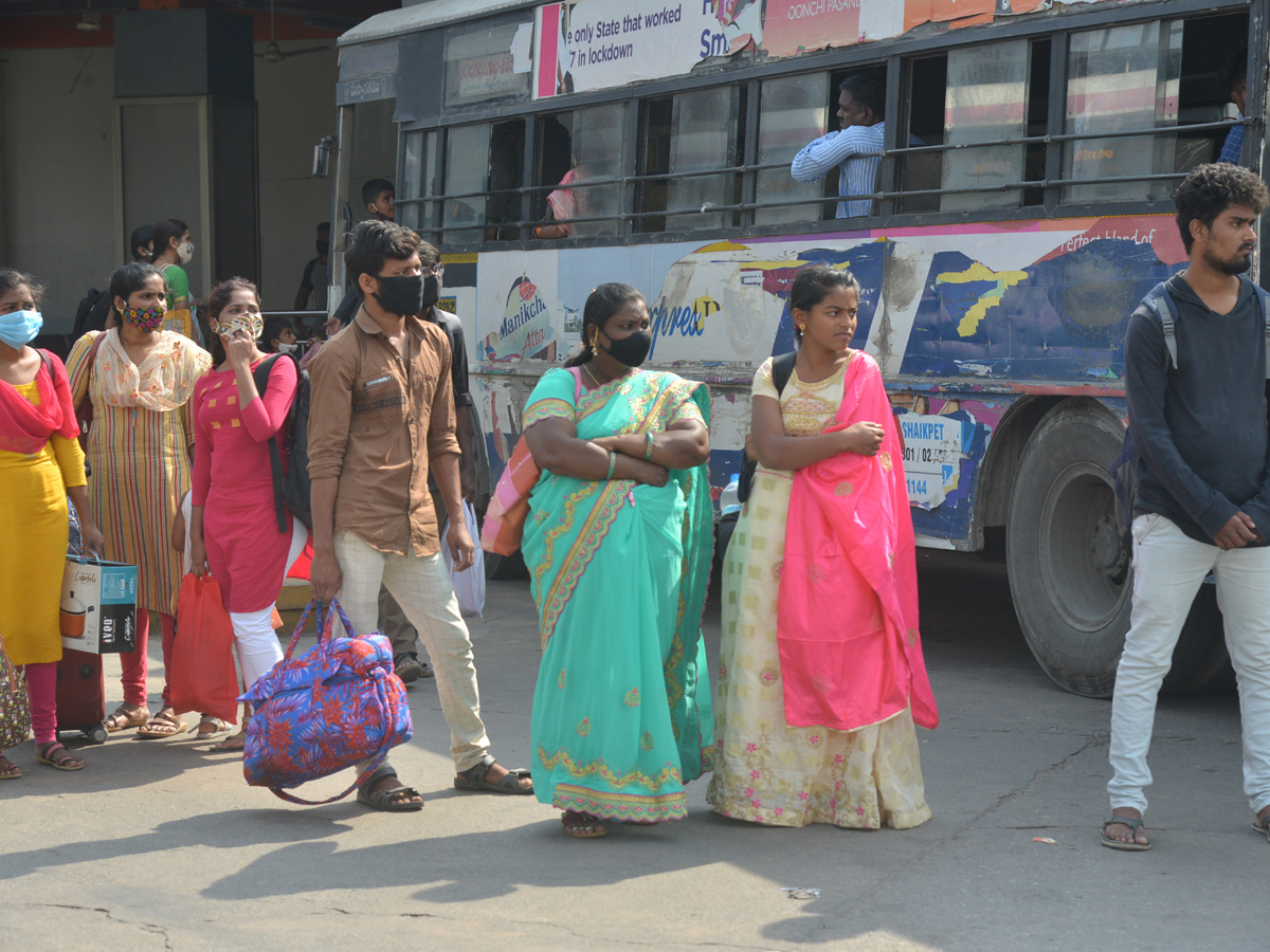 Huge Rush At Bus Stands Due To Sankranti Festival - Sakshi