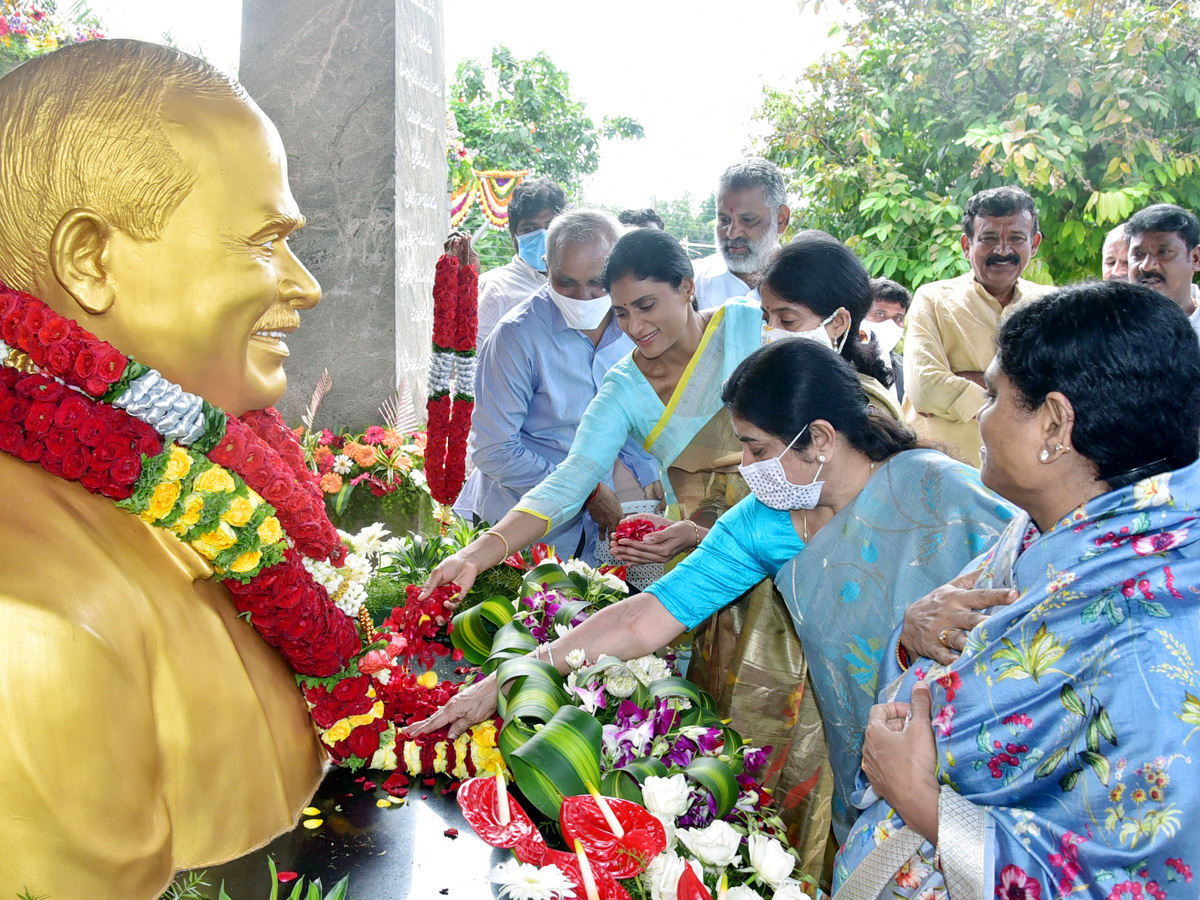 CM YS Jagan & His Family Pays Tribute To Dr YSR at YSR Ghat - Sakshi