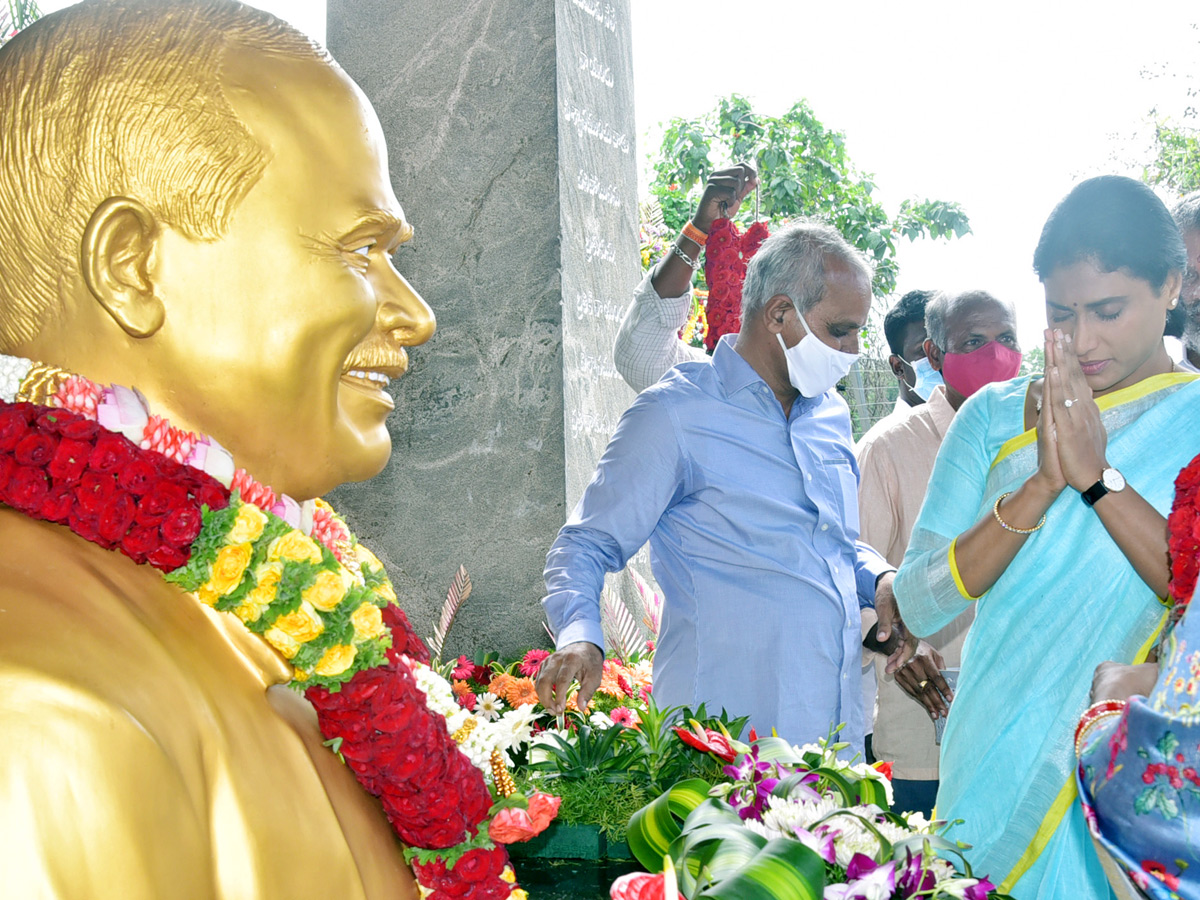 CM YS Jagan & His Family Pays Tribute To Dr YSR at YSR Ghat - Sakshi