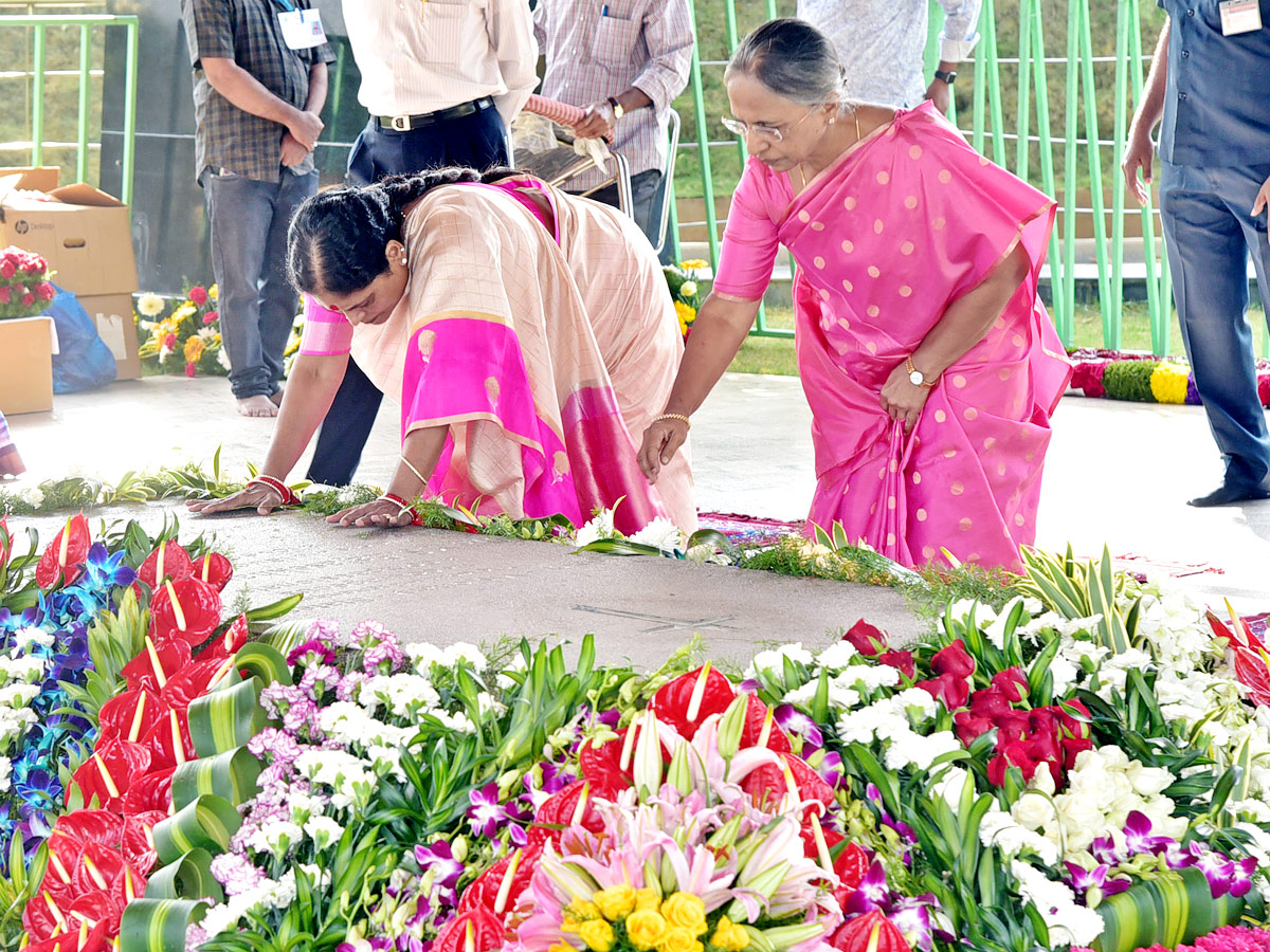 CM Jagan Mohan Reddy prays at YSR Ghat Photo Gallery - Sakshi