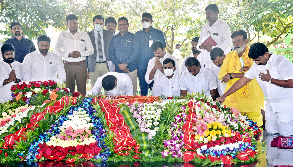 CM Jagan Mohan Reddy prays at YSR Ghat Photo Gallery - Sakshi