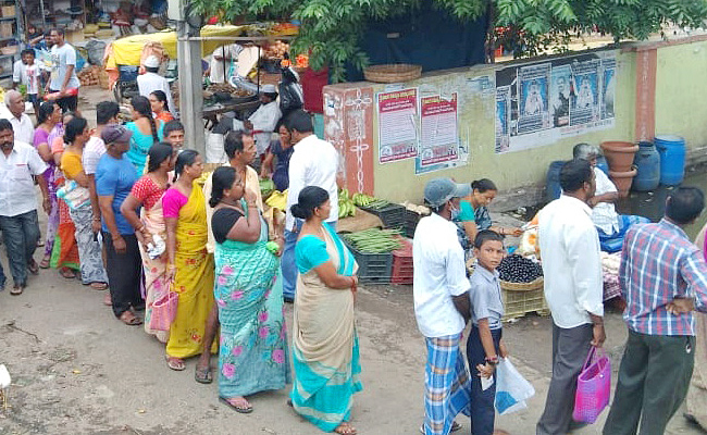 Customers queue line for 2 kilometers To buy Tomatos PHotos - Sakshi