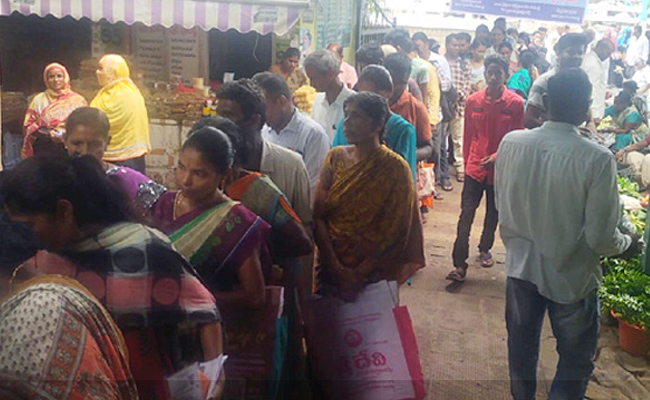 Customers queue line for 2 kilometers To buy Tomatos PHotos - Sakshi
