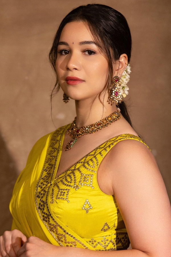 Sara Tendulkar Looks Stunning Photos - Sakshi