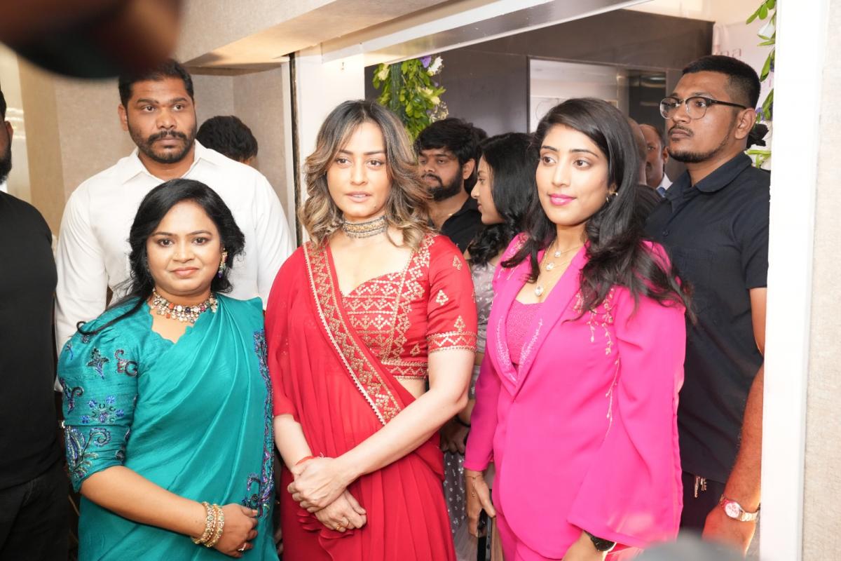 Namrata Shirodkar Inaugurates Reina Multi Designer Store HD Photo Gallery - Sakshi