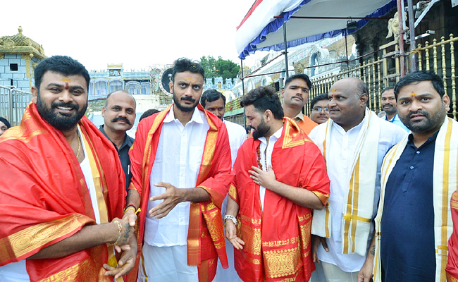 Cricketers Rishabh Pant and Axar Patel Visits Tirumala Temple PHotos - Sakshi