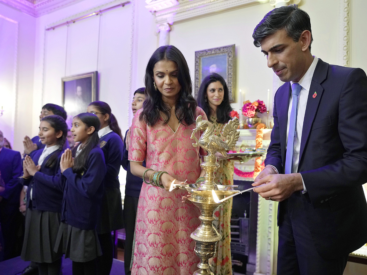 Rishi Sunak And Wife Akshata Murty Host Special Diwali Event - Sakshi