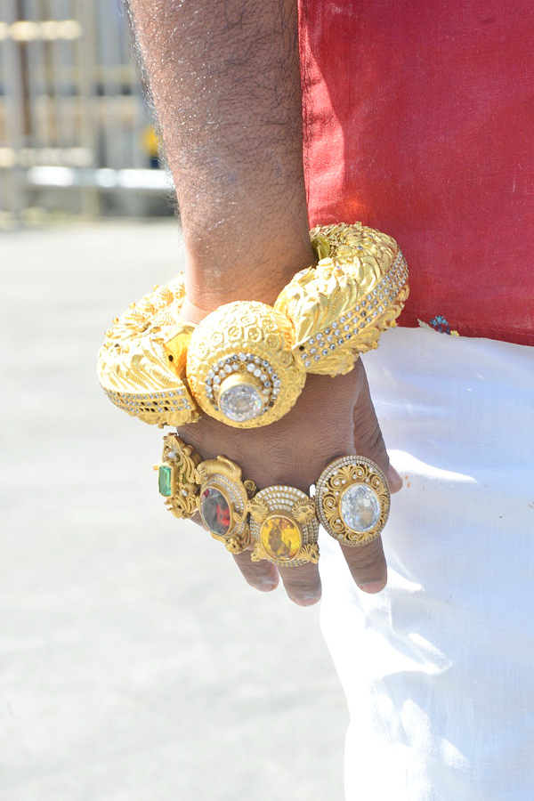 Devotee seen in Tirumala with one and a half kg gold bangle Photos - Sakshi