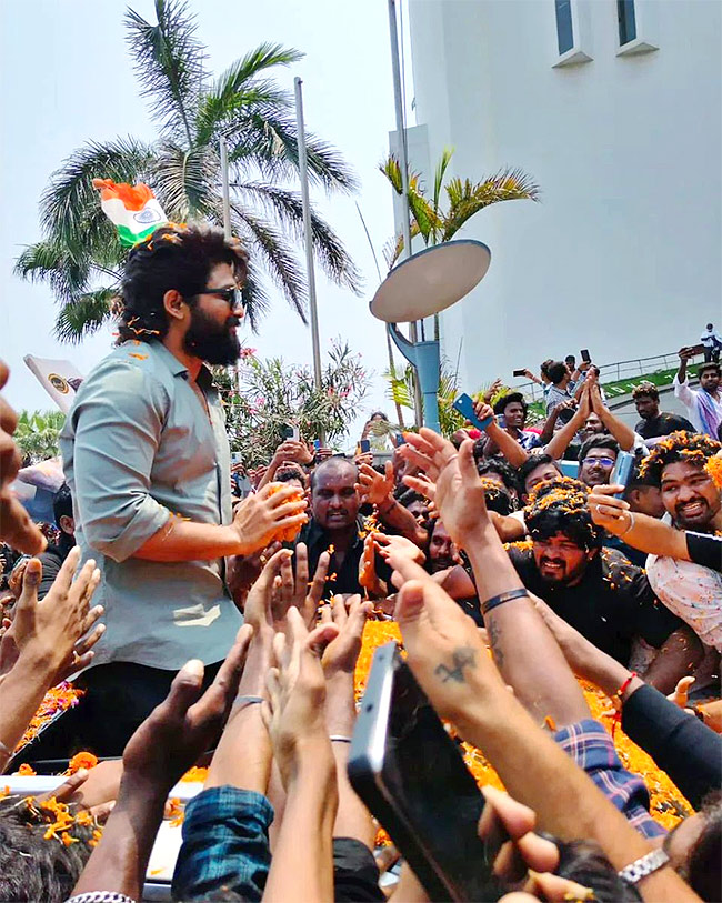 Fans Gathered For Icon Star Allu Arjun Vizag Airport Massive Rally, Photos Gallery Goes Viral - Sakshi