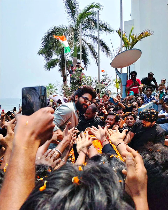Fans Gathered For Icon Star Allu Arjun Vizag Airport Massive Rally, Photos Gallery Goes Viral - Sakshi