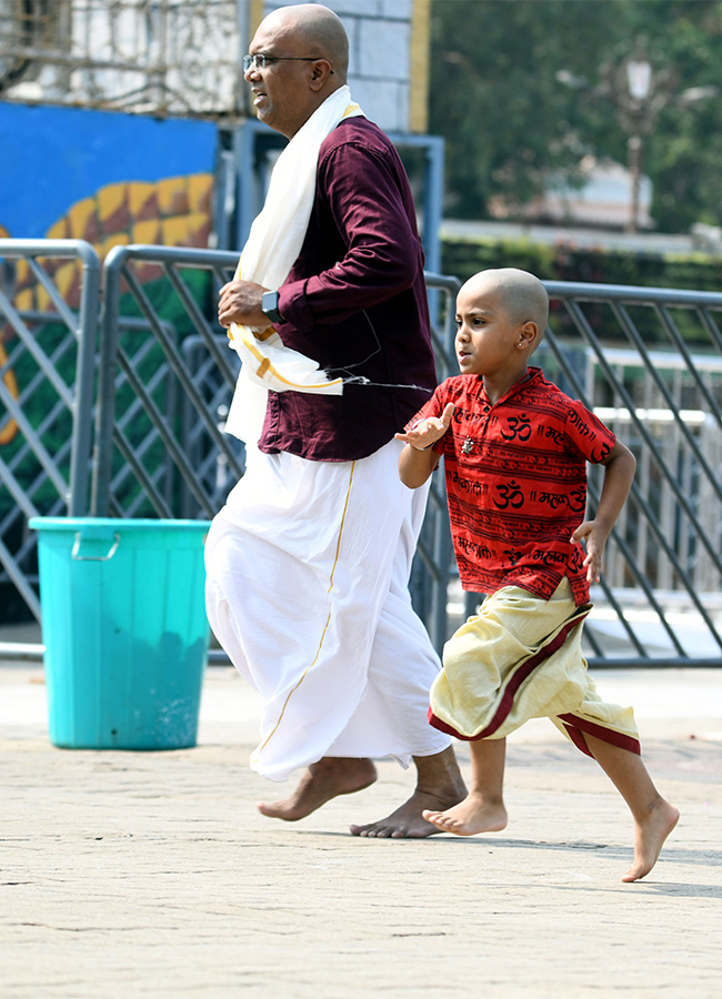 Devotees At Tirumala Balaji Temple Experienced Severe Heat Wave Conditions, Photos Inside - Sakshi