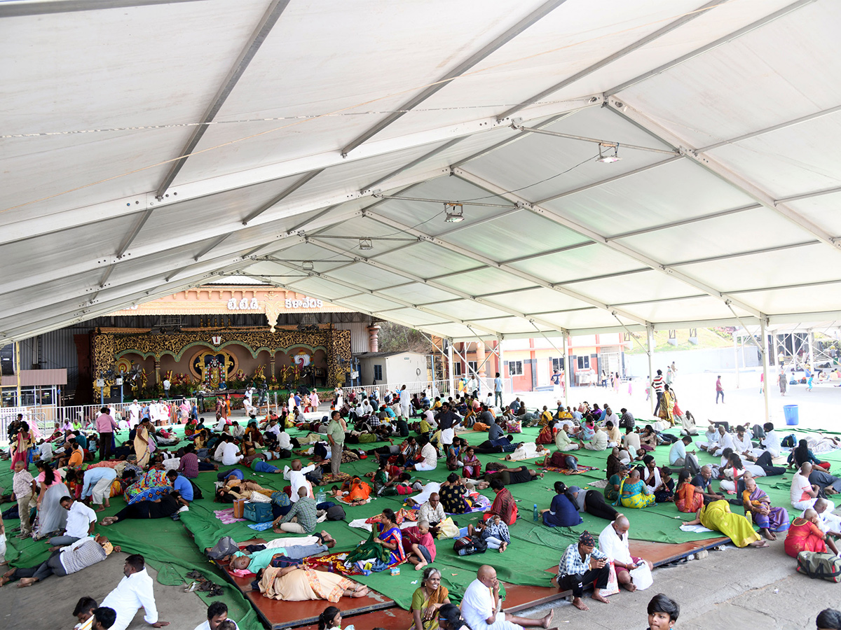 Devotees At Tirumala Balaji Temple Experienced Severe Heat Wave Conditions, Photos Inside - Sakshi