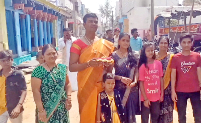 Village Men Dress up as Women to Celebrate Holi Photos - Sakshi