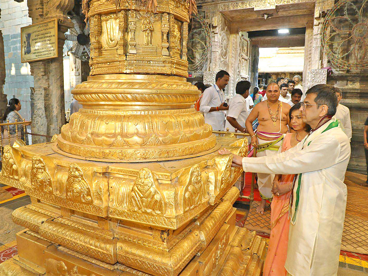 Ram Charan Visits Tirumala Temple - Sakshi