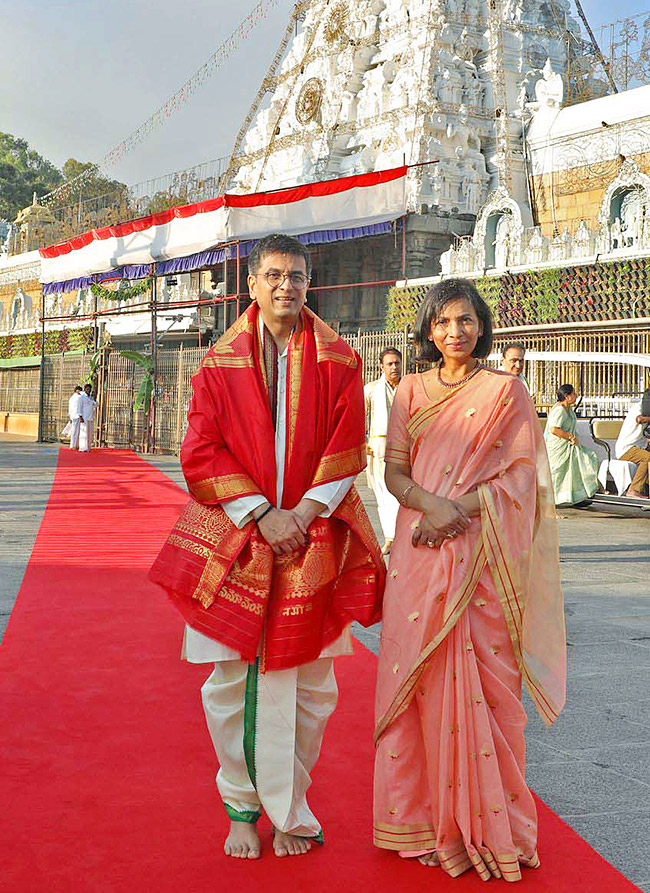 Ram Charan Visits Tirumala Temple - Sakshi