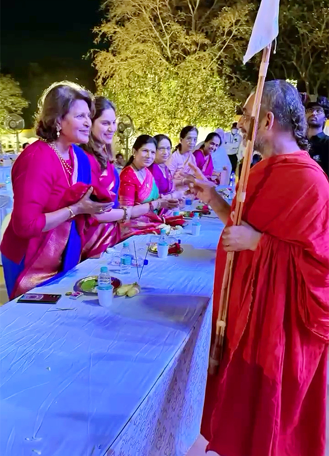 Surekha Konidela Graciously Hosted an Annadanam - Sakshi