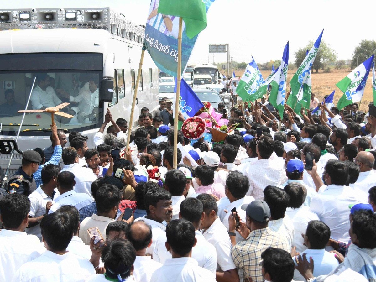 CM ys jagan Memanta Siddham Bus Yatra At Nandyal Photos - Sakshi