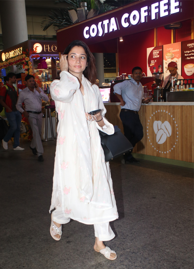 Tamannaah Bhatia Spotted At Mumbai Airport Arrival Photos - Sakshi