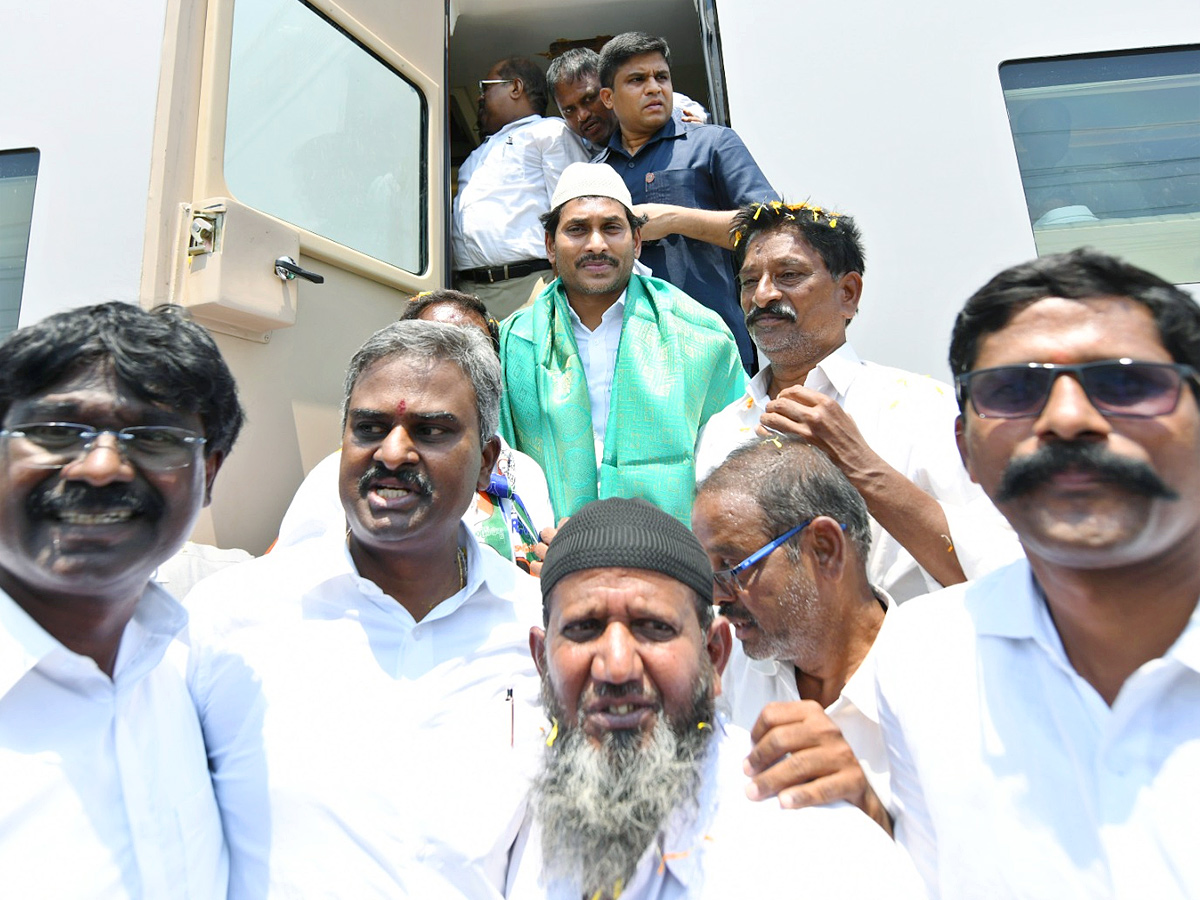 CM YS Jagan Memantha Siddham Bus Yatra at Kodumur Photos - Sakshi