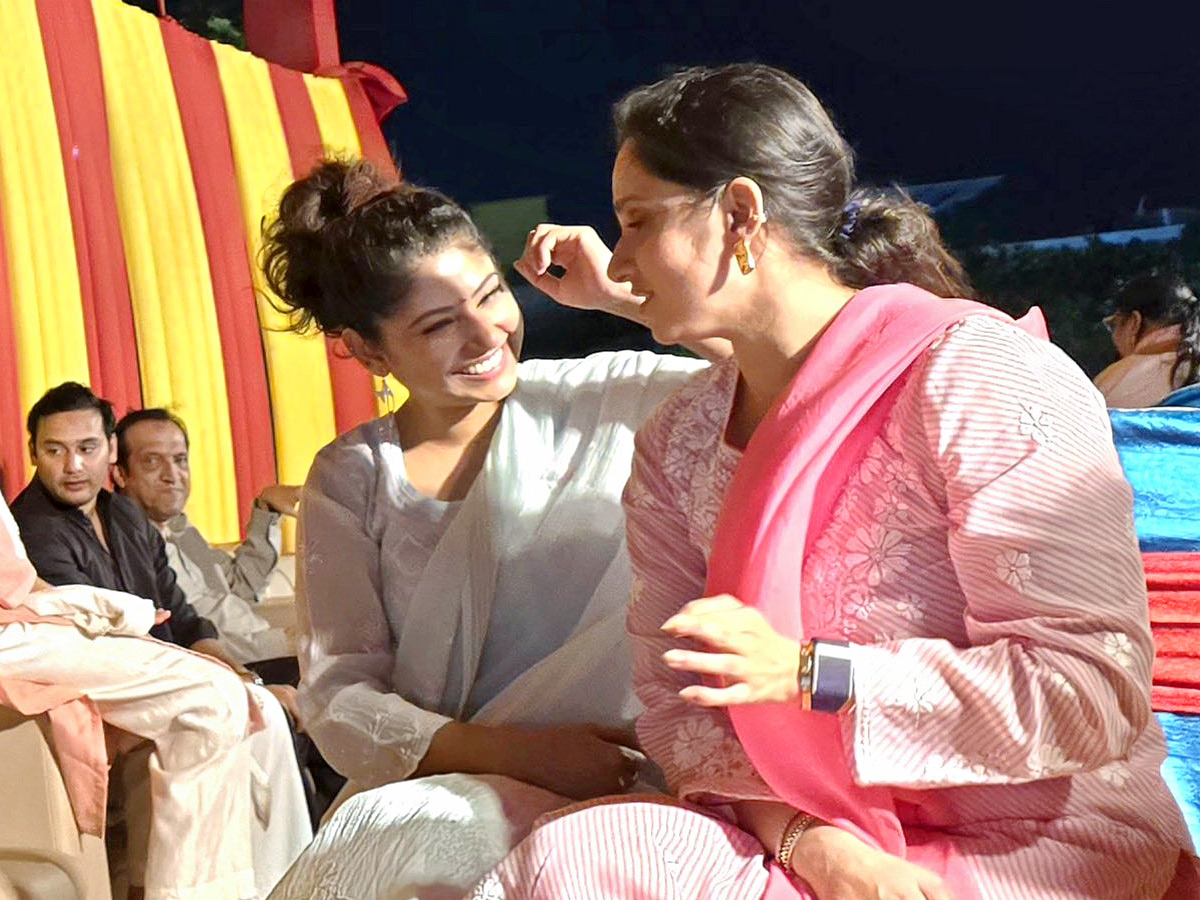 Smita Sabharwal Ramzan Celebrations With Sania Mirza Photos viral - Sakshi