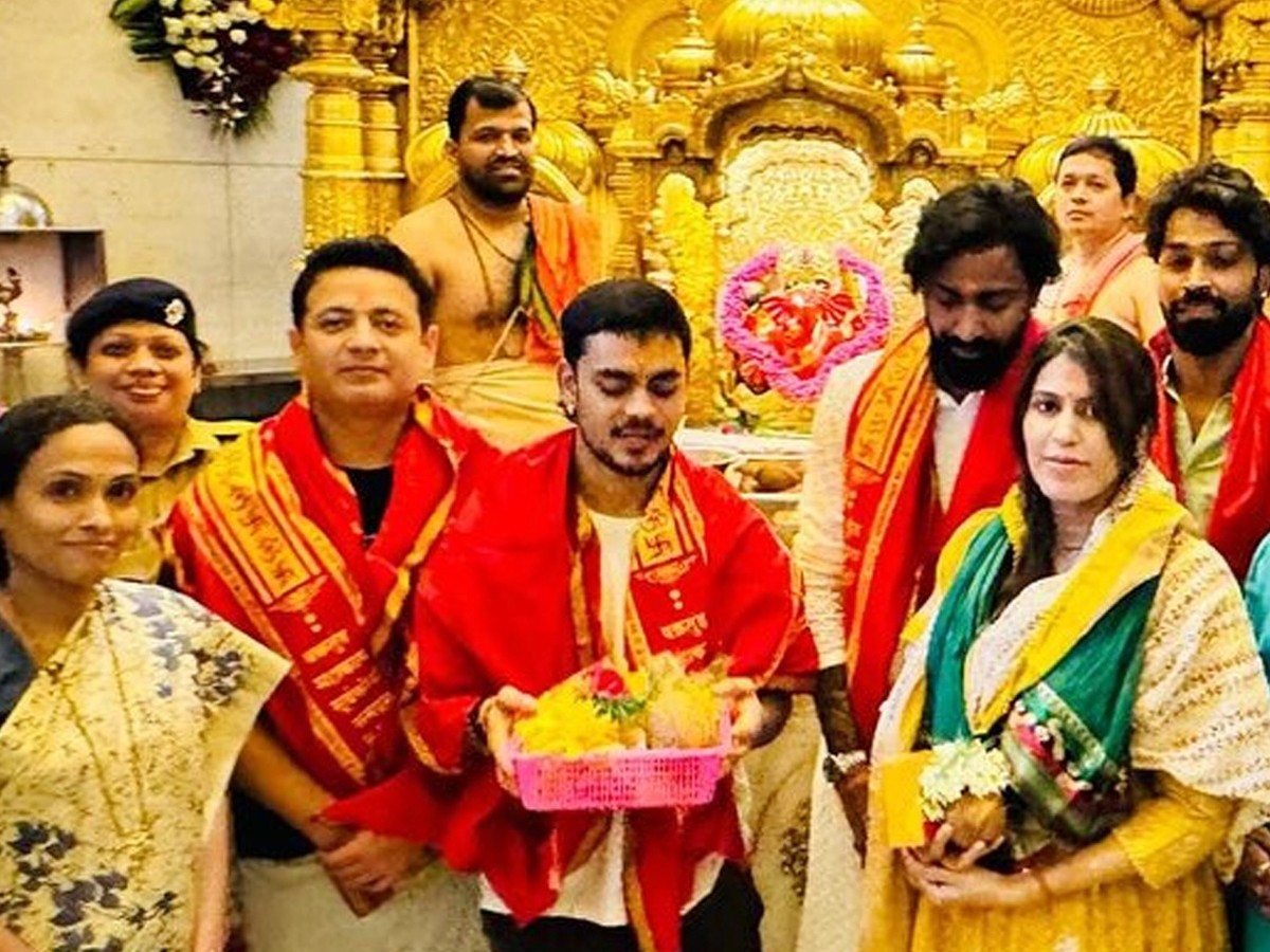 Hardik Pandya Pooja With Ishaan Kishan At Siddhivinayak Temple Mumbai - Sakshi