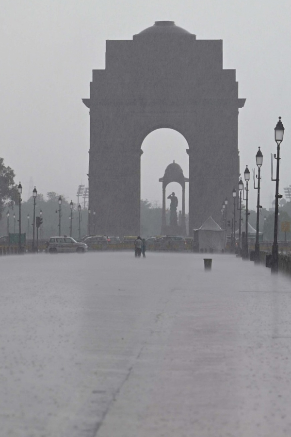 Rain Gusty Winds Lash Parts Of Delhi NCR IMD - Sakshi