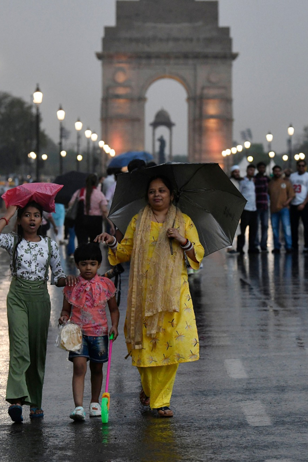 Rain Gusty Winds Lash Parts Of Delhi NCR IMD - Sakshi
