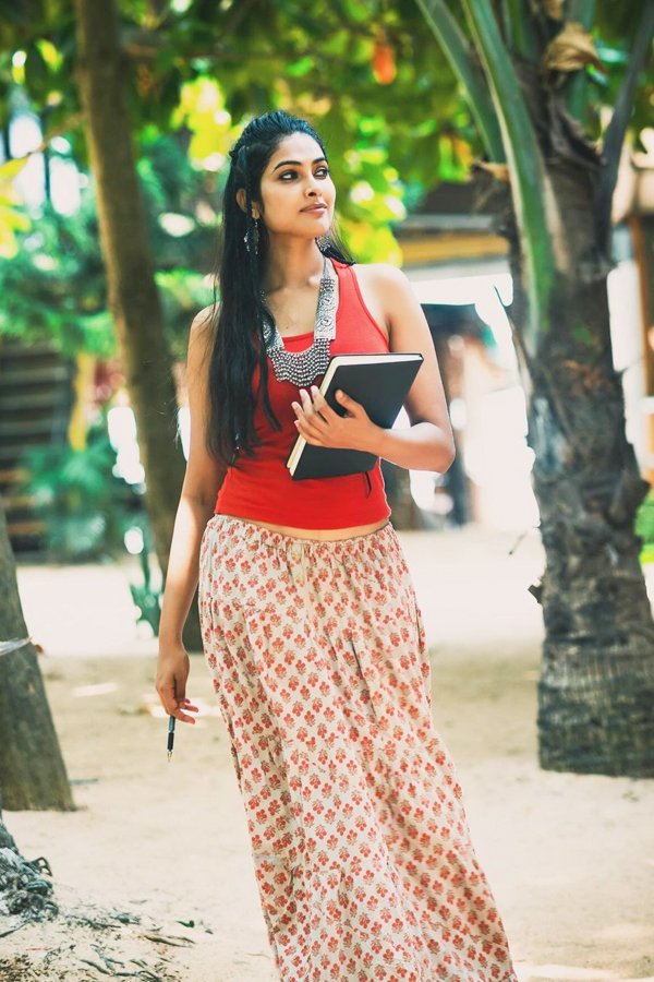 Heroine Divi Vadthya Like A College Girl Viral Photos - Sakshi
