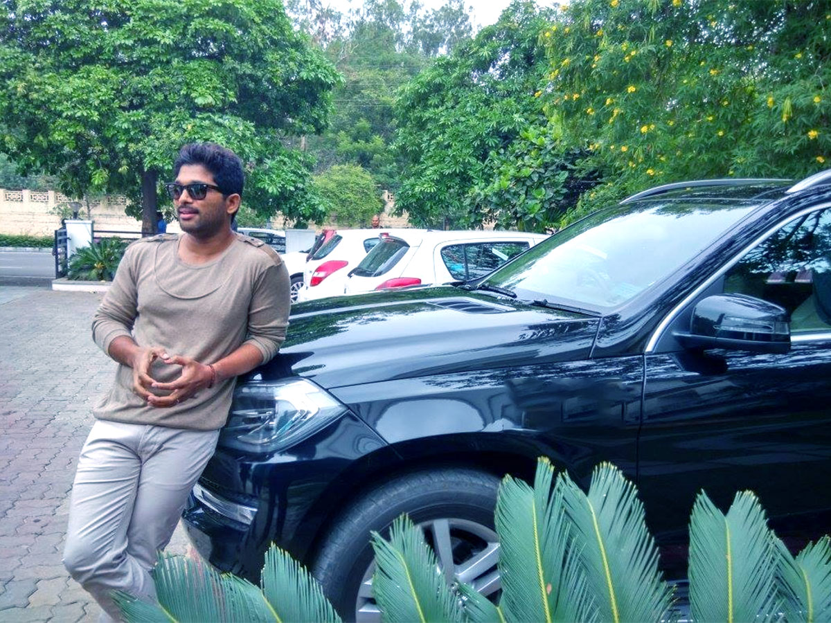 Pushpa2TheRule : Allu Arjun Rare And Unseen Photos With Family And Other Celebrities - Sakshi