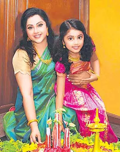 Vijay gets closer with Meena's daughter Nainika - Sakshi