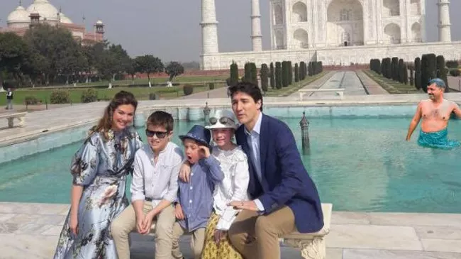 Tharoor mistakes Kejriwal in towel as man in swimming trunks in In Trudeau Taj photo - Sakshi