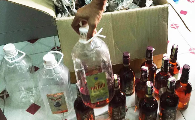 Excise officers Arest Fake Alcohol Gang - Sakshi