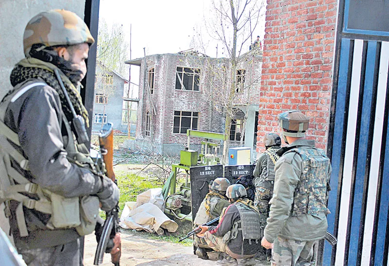 13 militants, three soldiers among 20 killed in Kashmir - Sakshi