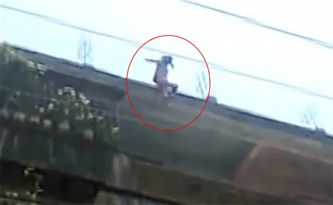 Girl Jumps From Terrace to Escape Molestation Bid - Sakshi
