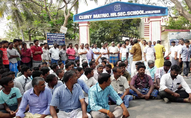 Parents Protest In Front Of School - Sakshi