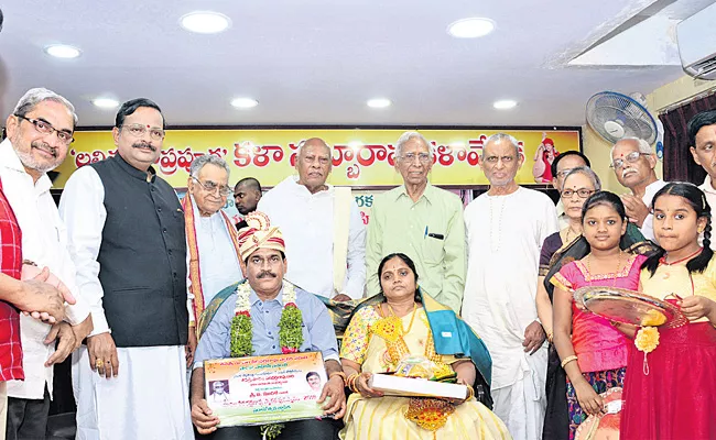 Sakshi Editor Murali Awarded By Madhala Veerabhadra Rao Memorial Award 2018