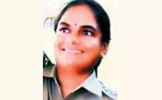 Women Police Suguna Commits Suicide Attempt In Tamil Nadu - Sakshi
