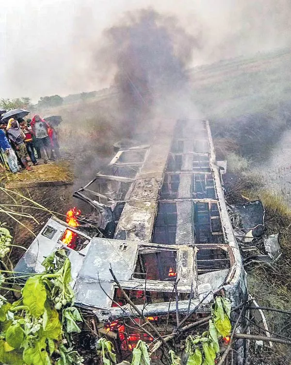 27 charred to death as bus catches fire after accident in Bihar's Motihari - Sakshi