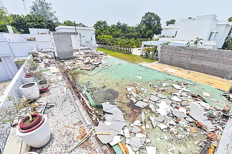 Samajwadi Party spars with BJP over 'damage' to Akhilesh Yadav's former residence - Sakshi