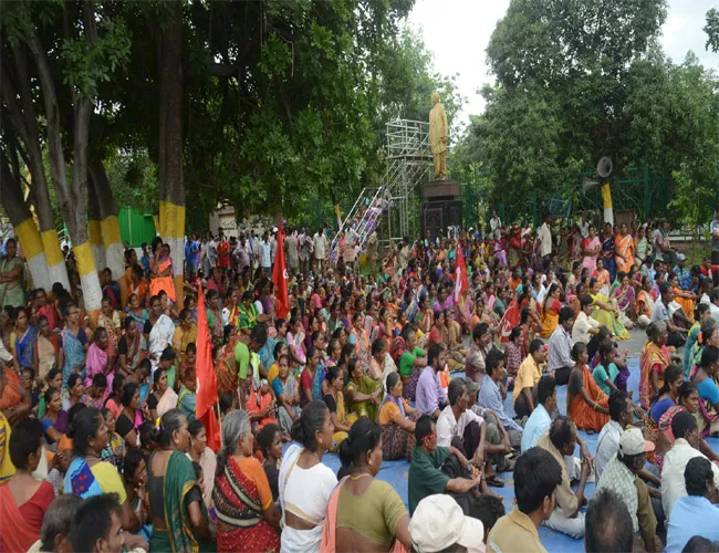 Municipal Sanitation Workers Strike In Visakhapatnam - Sakshi
