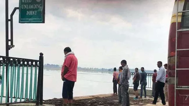 Amarnath pilgrims urinating in Dal Lake, Kashmiris fire on Twitter - Sakshi