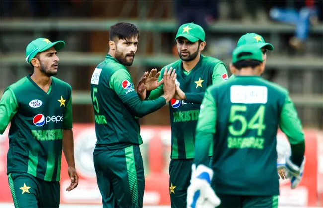 Pakistan beat Australia to Clinch Tri Series - Sakshi