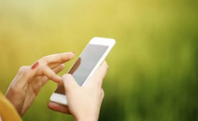 Smartphones Removes Happiness Says University Of British Columbia - Sakshi