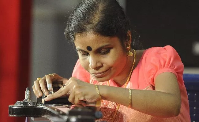 Hanan To Play Lead In Vaikom Vijayalakshmi Biopic - Sakshi