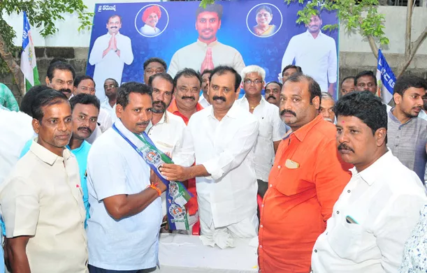 TDP leaders join YSRCP - Sakshi
